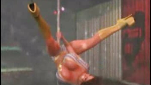 Pelakon lucah mahir Asa Akira sedang memberikan blowjob dalam kerongkong dalam melayu pandai main tandas
